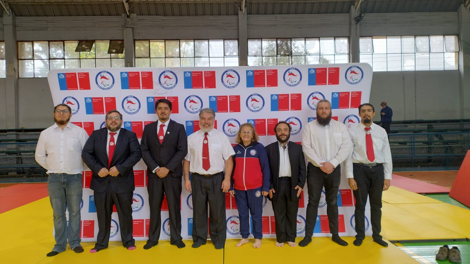 Directiva de Fenajudo junto a la mesa de control en un campeonato, sobre el tatami